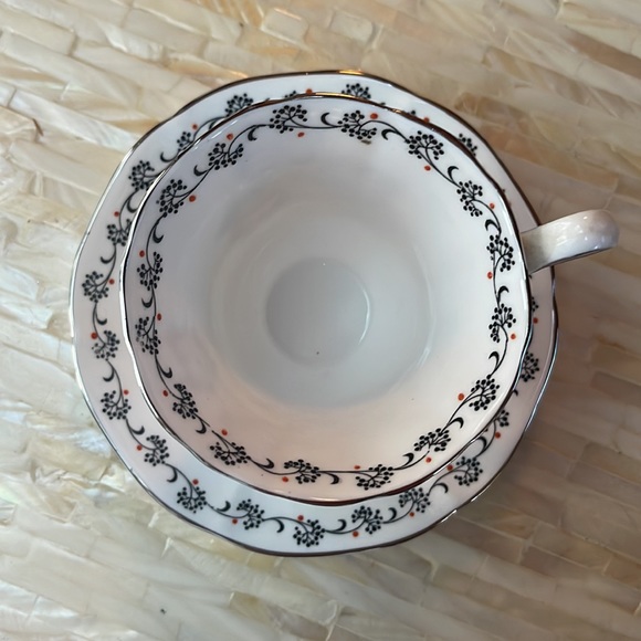 Vintage Tuscan English Fine Bone China tea cup and Saucer - Picture 4 of 5